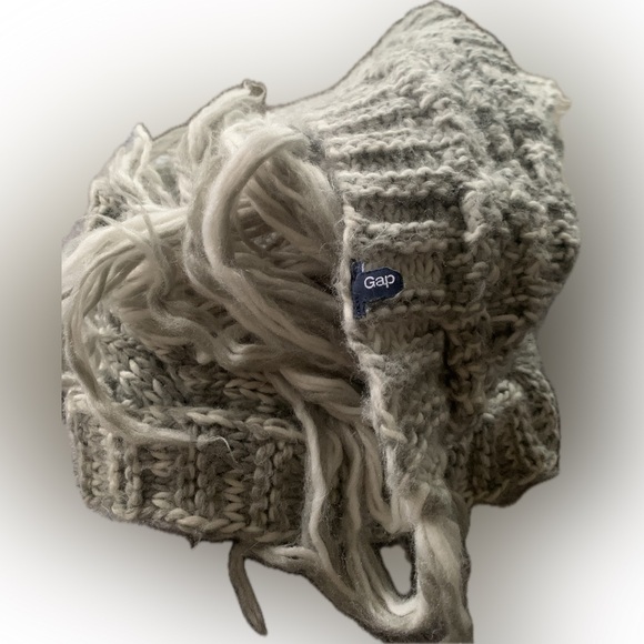 GAP | 92" LONG super soft knit crochet scarf Gray & white with fringe unisex - Picture 5 of 7
